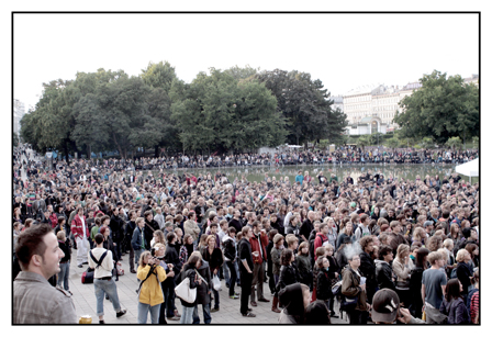 © Pamela Rußmann Karlsplatz, Wien, Menschen bei Tomte-Konzert